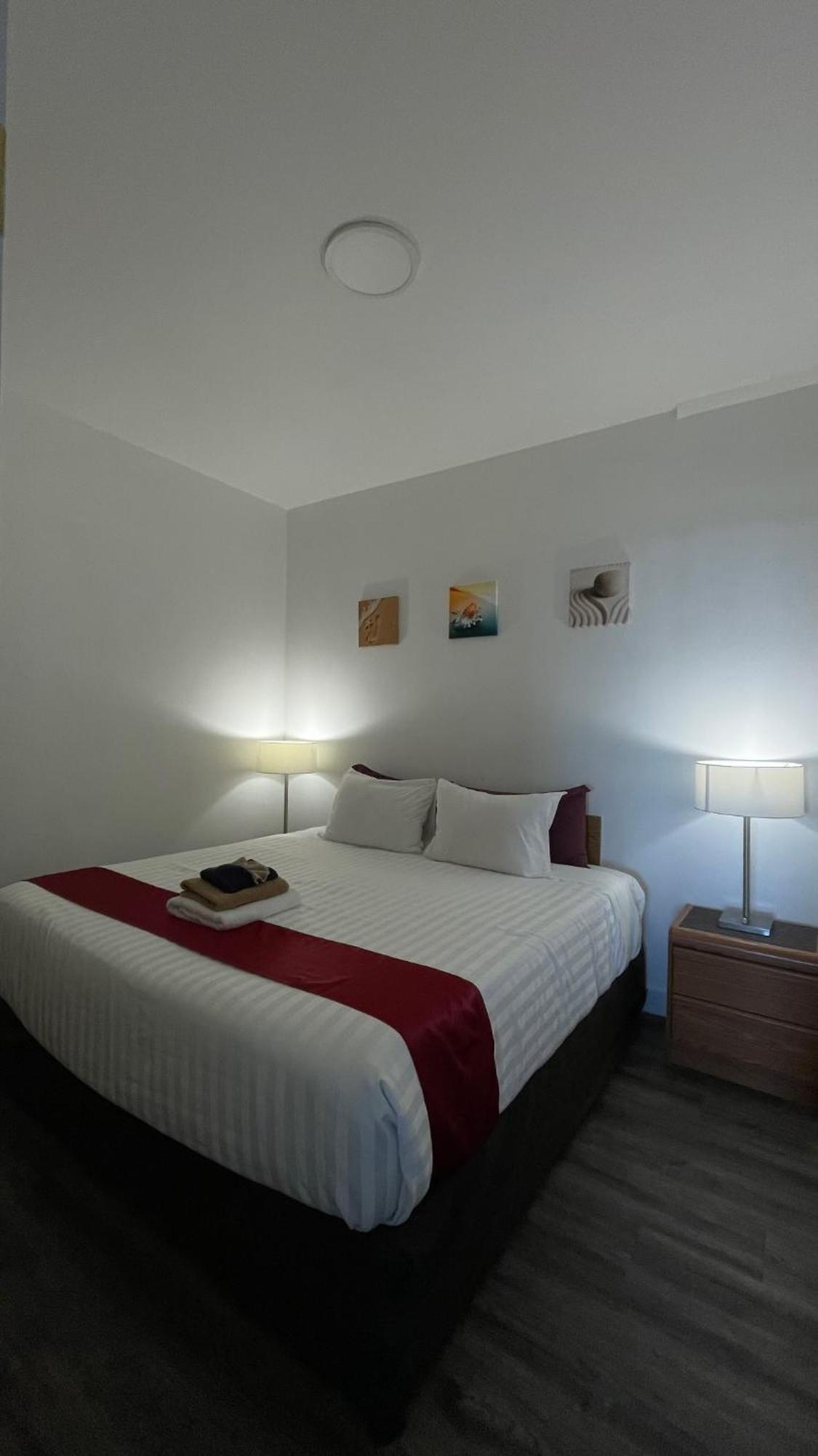 Sand Pebbles Inn Qualicum Beach Exterior photo