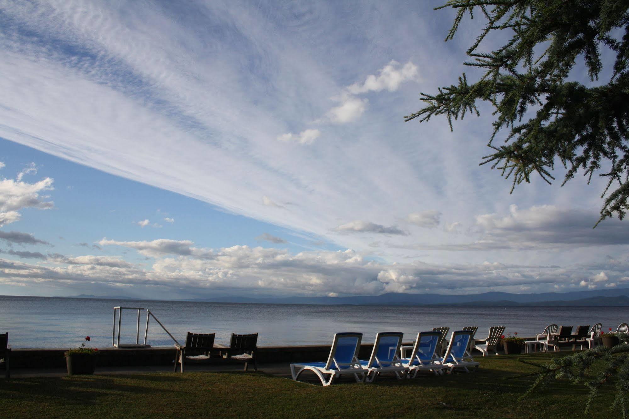 Sand Pebbles Inn Qualicum Beach Exterior photo